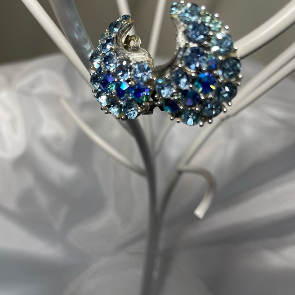 Vintage LISNER Silver Tone Blue  Aurora Borealis Rhinestones Clip On Earrings